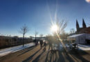 Tausende genießen Sonne auf Seepromenade